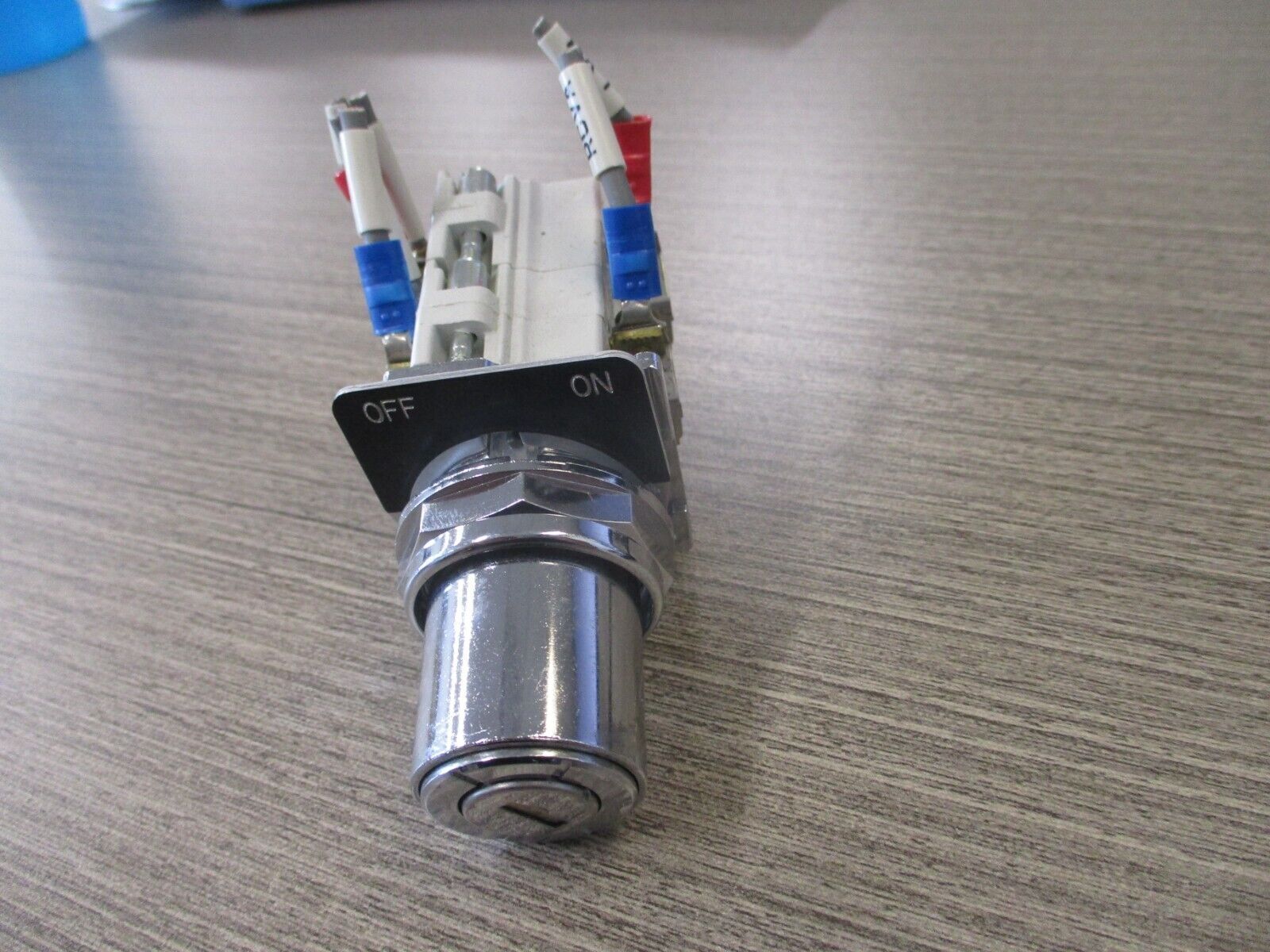 Cutler-Hammer Key on/off switch 10250T/91000T used