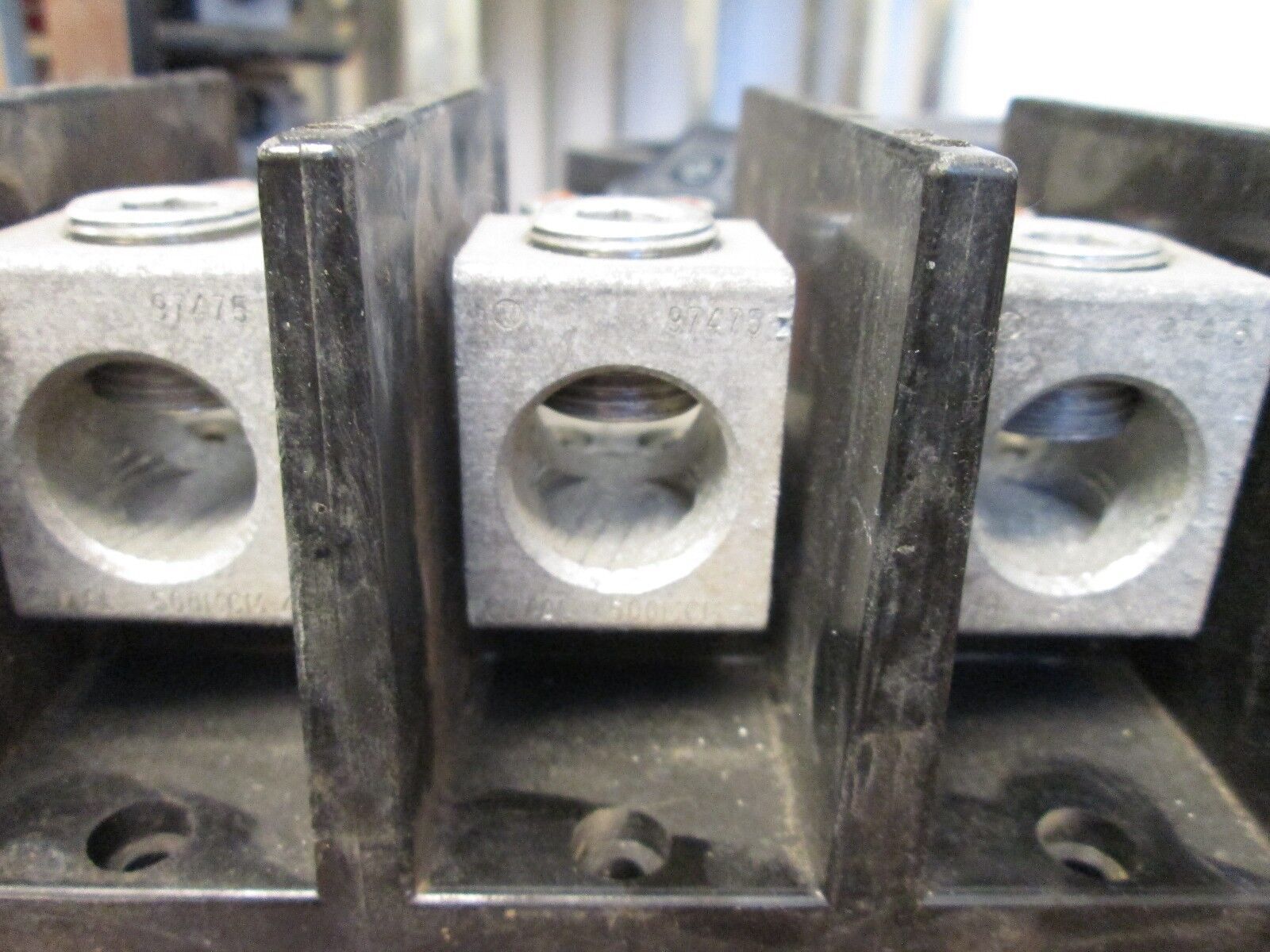 Marathon Power Distribution Block Line 500MCM Load(2) Studs 3P Used