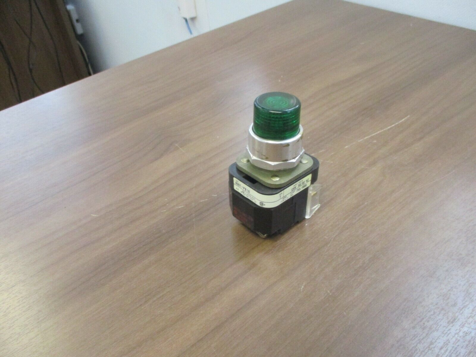 Allen-Bradley Illuminated Push Button 800T-PB16 120V 50/60Hz Green Used