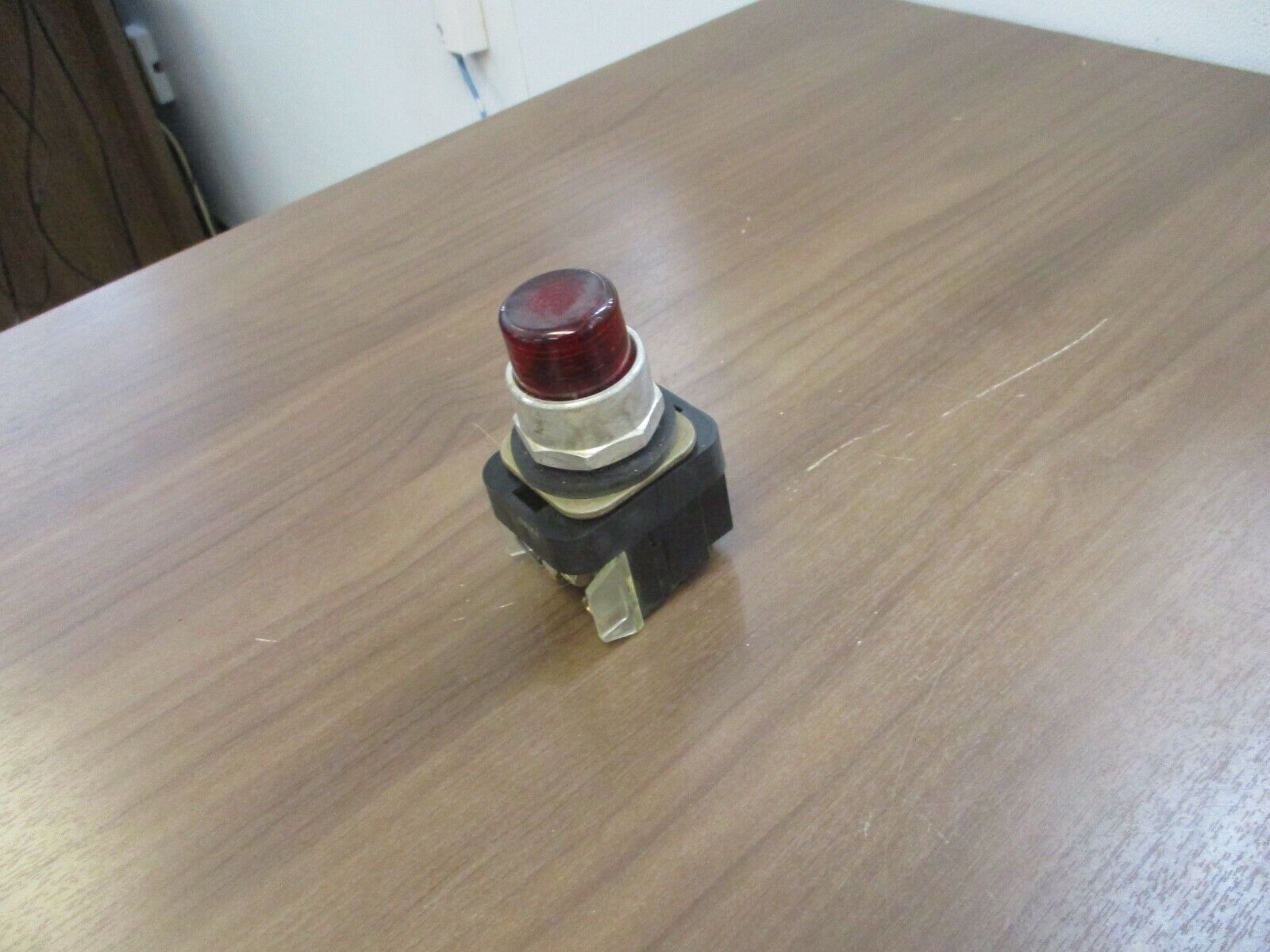 Allen-Bradley Illuminated Push Button 800T-PT16 120V 50/60Hz Ser. N Red Used