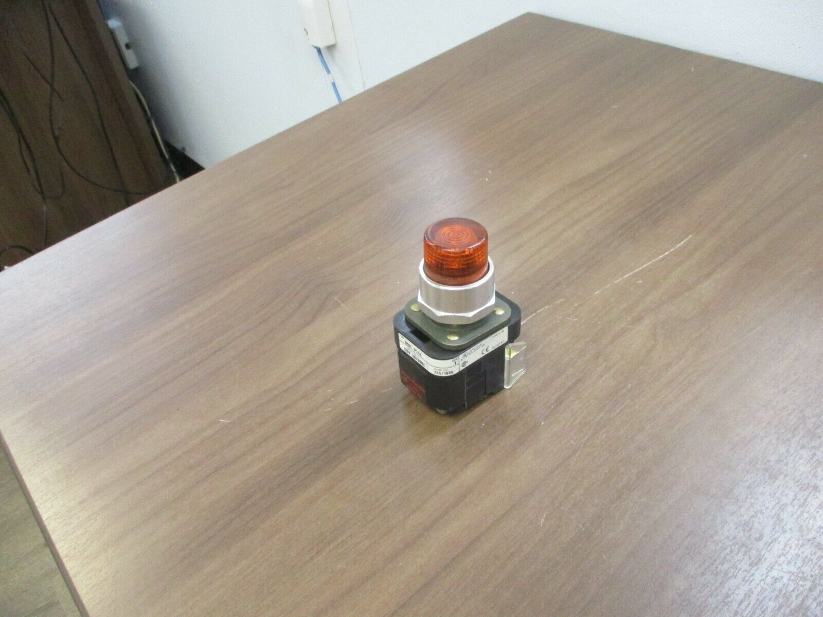 Allen-Bradley Illuminated Push Button 800T-PT16 120V 50/60Hz Amber Used
