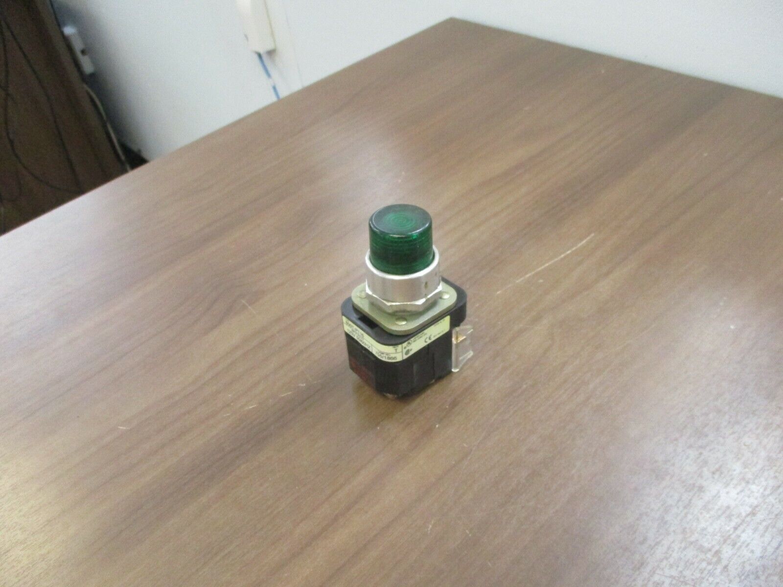 Allen-Bradley Illuminated Push Button 800T-PT16 120V 50/60Hz Green Used