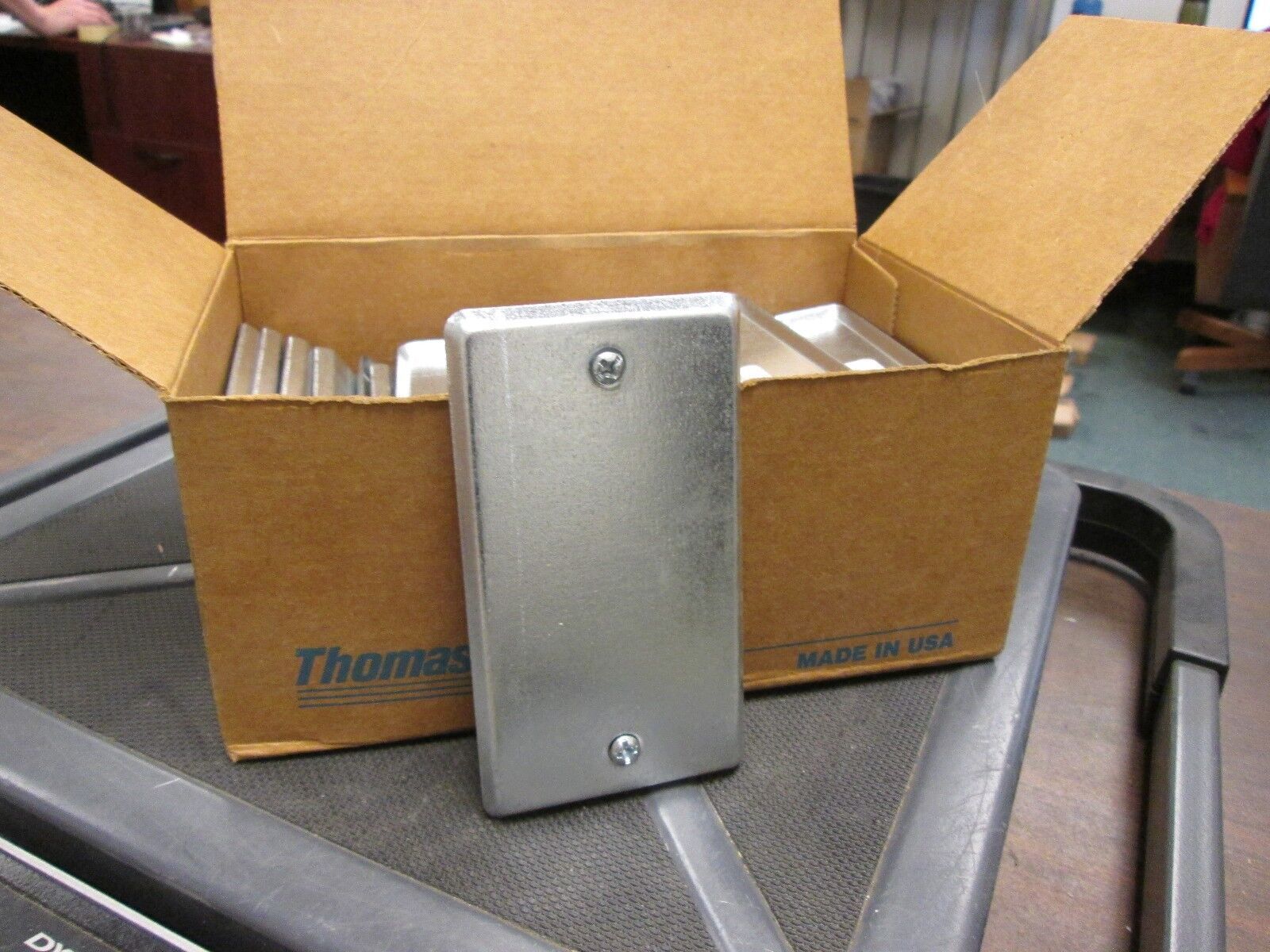 Thomas & Betts Utility Box Cover 58C1 Size 4" x 2-1/8" Raised 1/4" *Lot of 25*