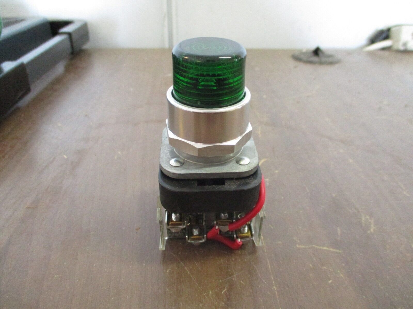 Allen-Bradley Illuminated Push Button 800T-PT16R Ser. T Green 120V 50/60Hz Used