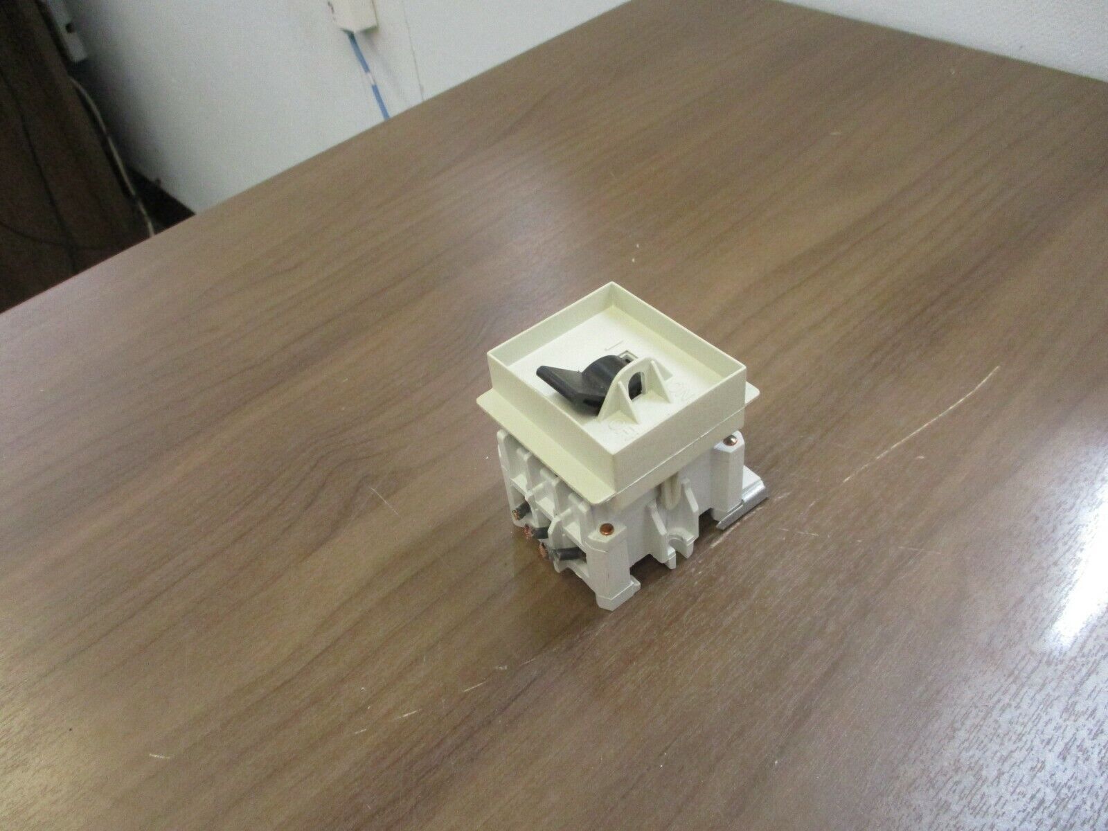 Cutler-Hammer Switch C362T40 40A 600V 3Ph w/ On/Off Cover Used