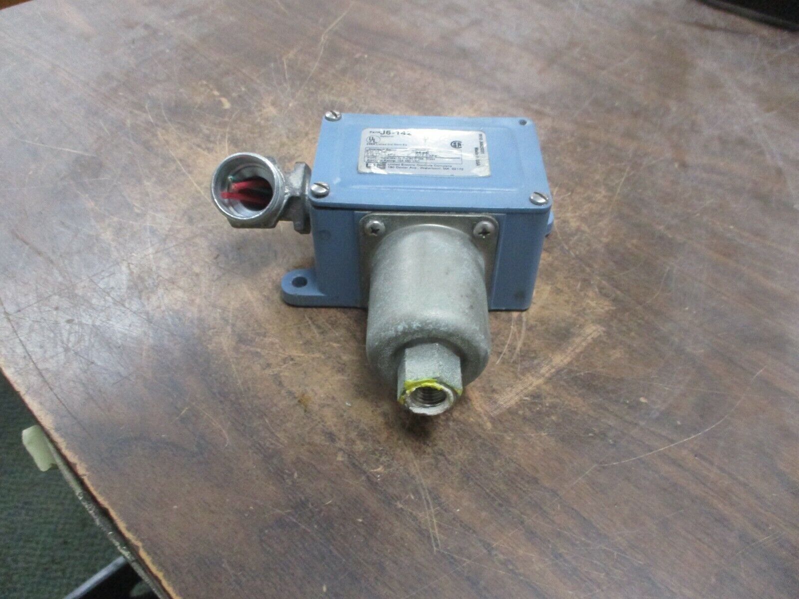 United Electric Pressure Switch J6-142 Range: 0 - 18PSI Used