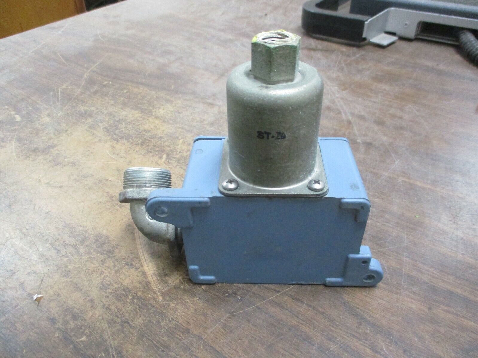United Electric Pressure Switch J6-142 Range: 0 - 18PSI Used