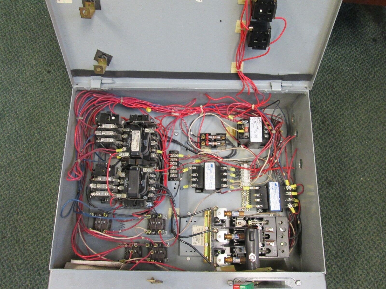 GE Fusible Two Speed Combination CR311S1822PAATAJ 120V Coil Size 1 Nema 1 Enc.