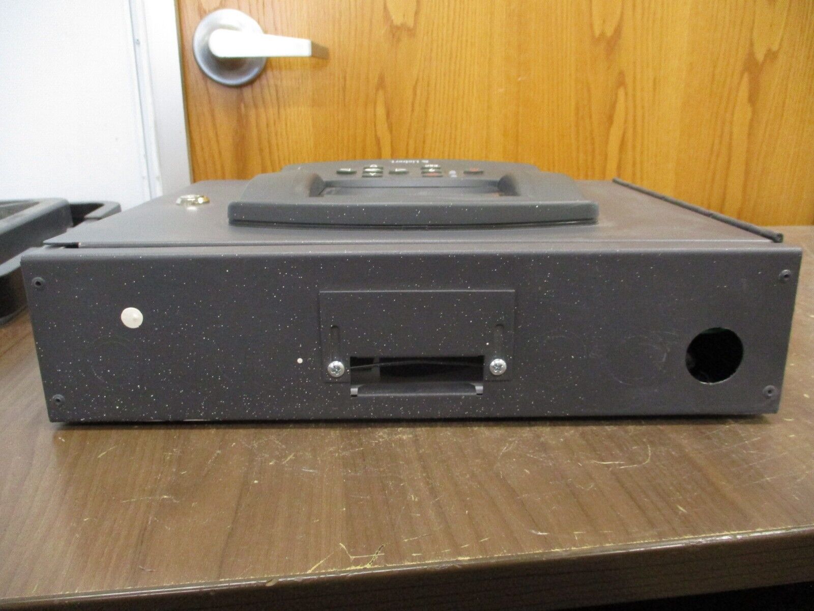 Emerson Liebert Network Switch VNSA8-ICOM Rev. 6 8-Port w/ icom *Locked* Used