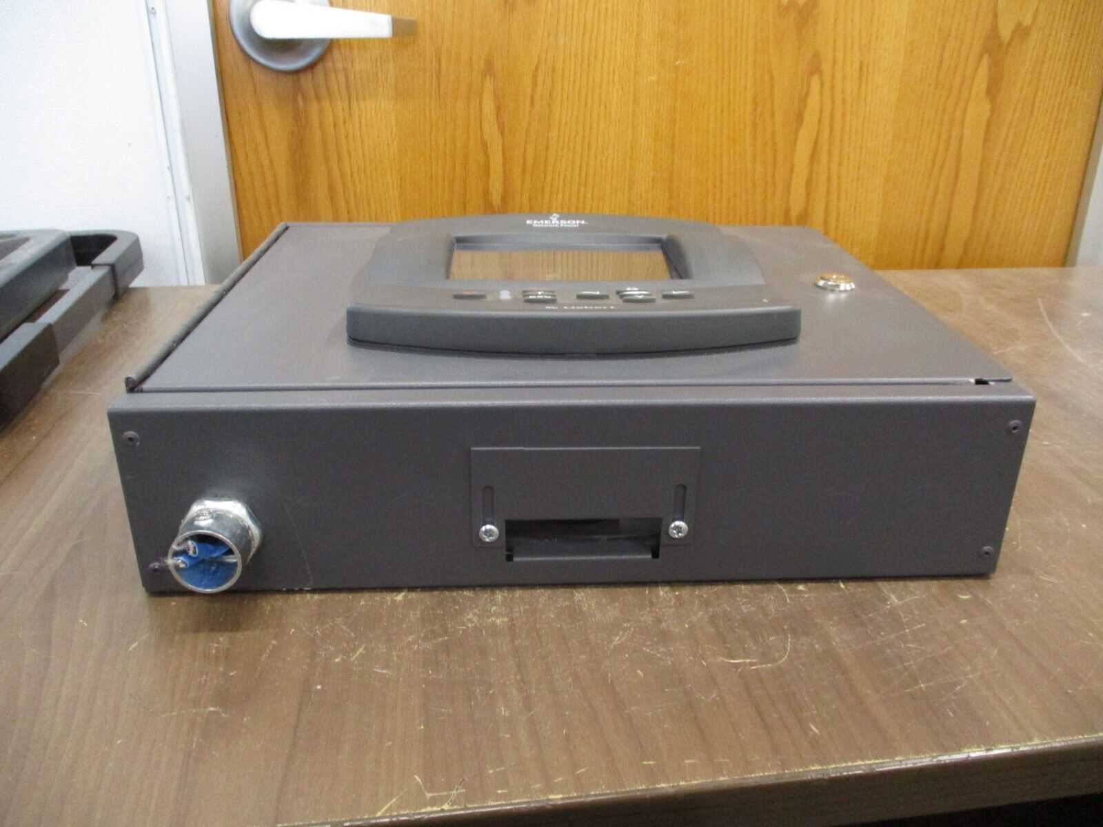 Emerson Liebert Network Switch VNSA8-ICOM Rev. 6 8-Port w/ icom *Locked* Used