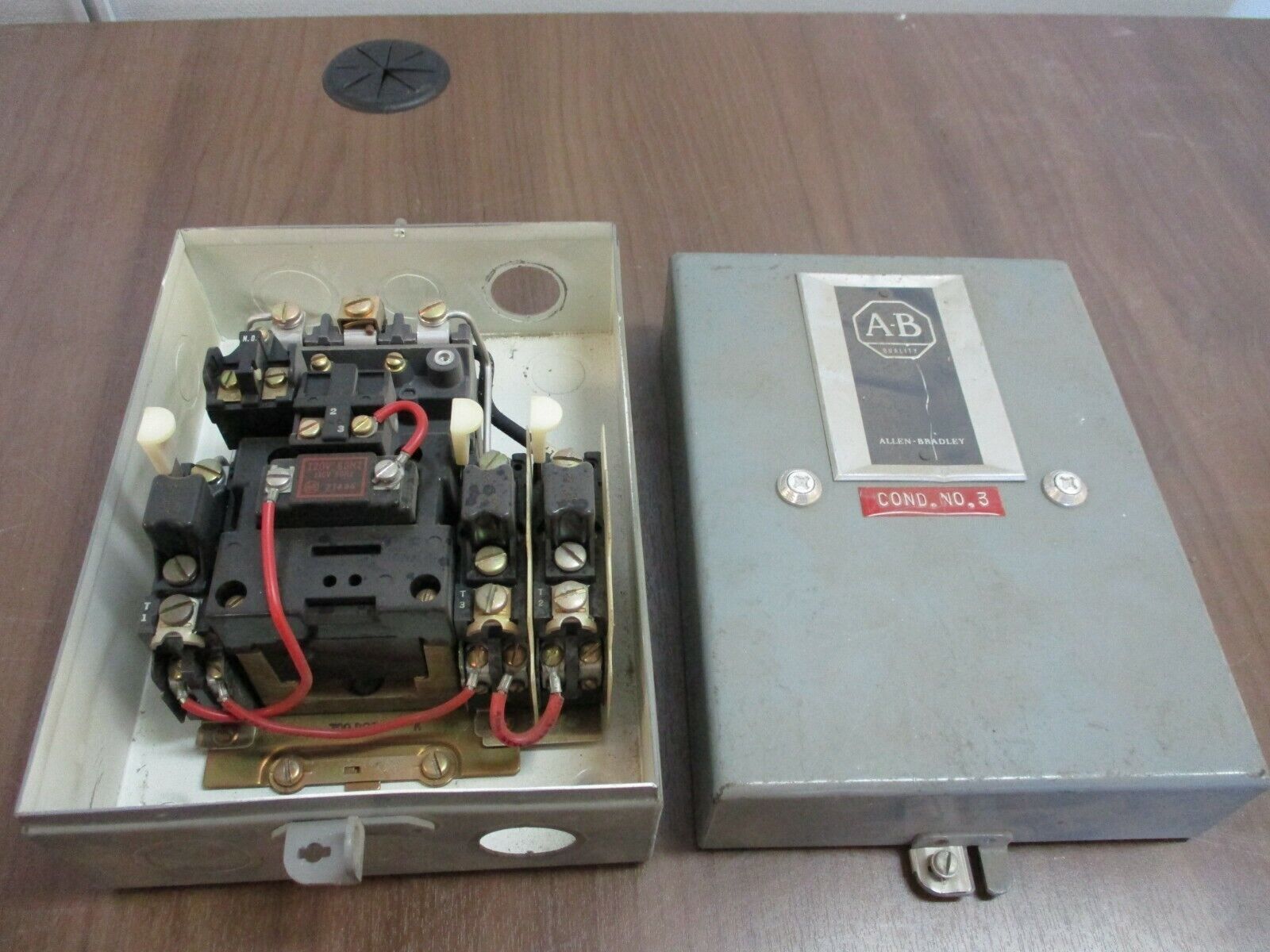 Allen- Bradley Enclosed Size 1 Starter 709-BAD 120V Coil Used