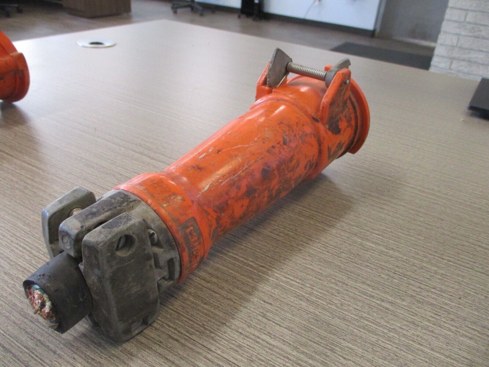 Hubbell Connector 460C12W wire end *No Cover* Used