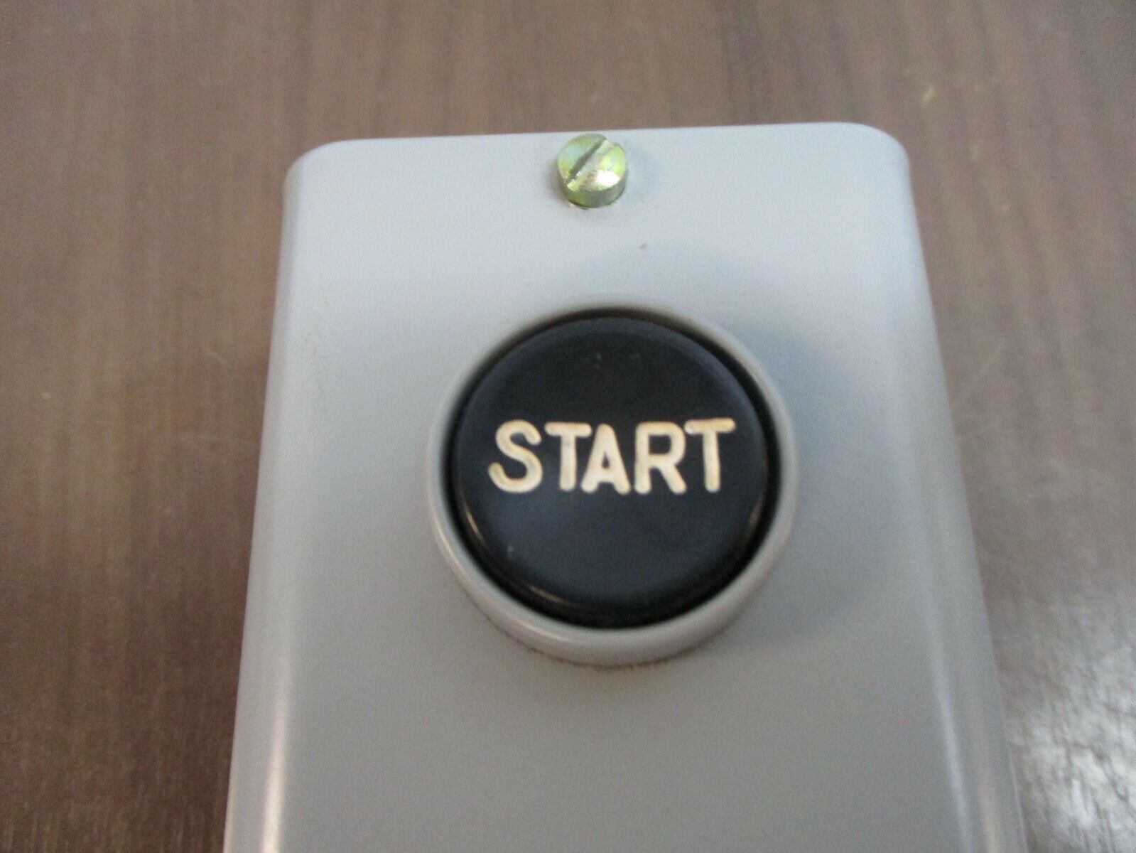 GE Push Button Station CR2943NA101E Start 600V Nema 1 New Surplus