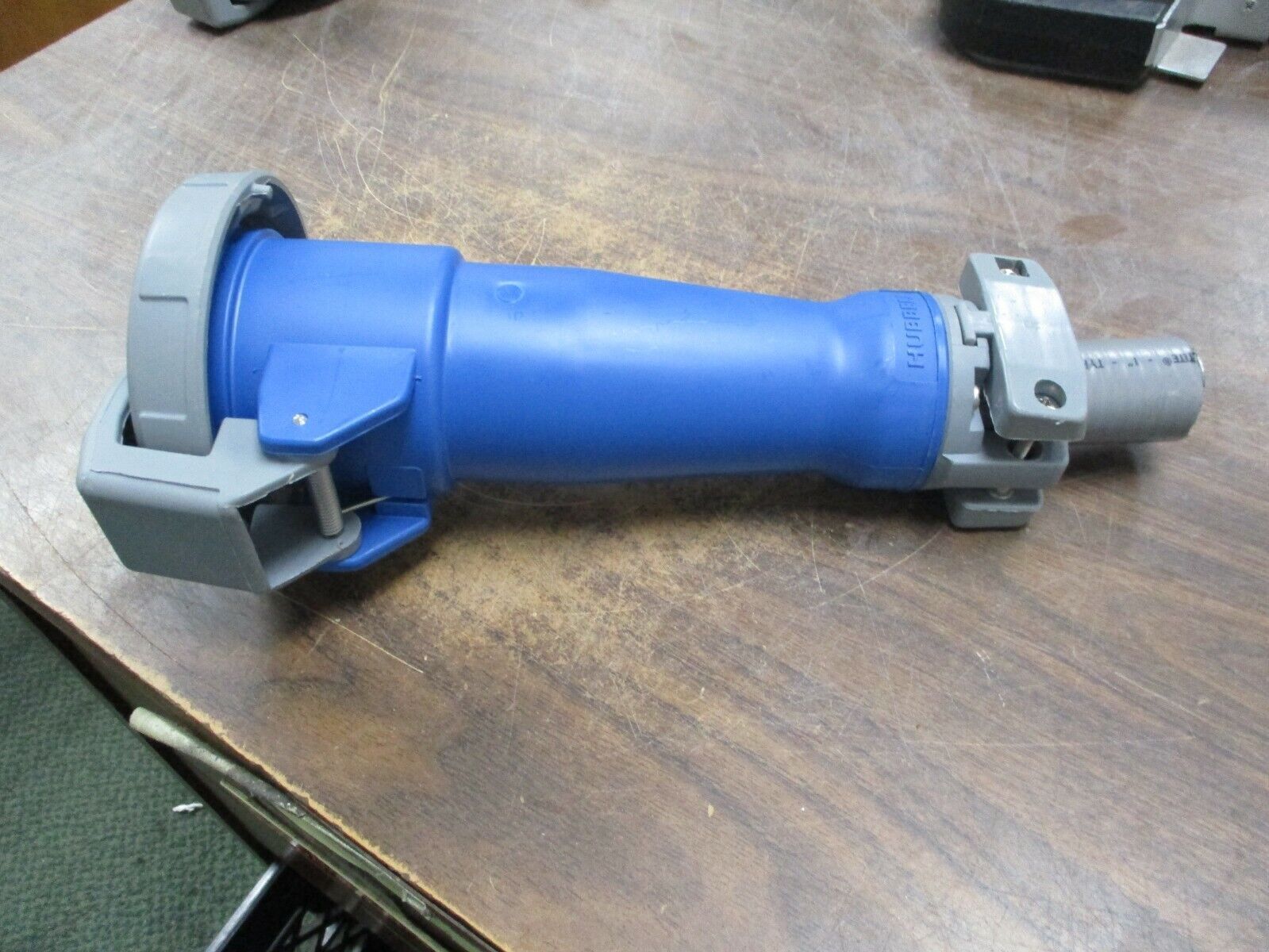 Hubbell Connector 363C6W 63A 220V 2P+Ground Used