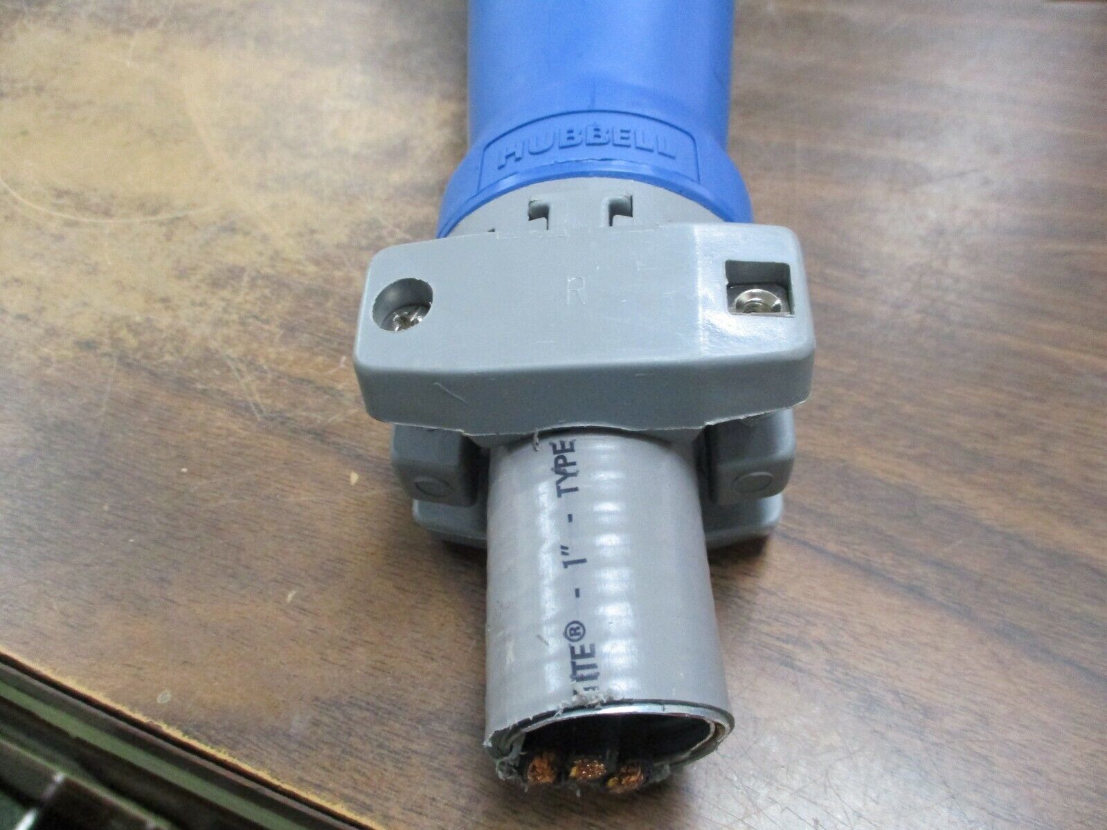 Hubbell Connector 363C6W 63A 220V 2P+Ground Used