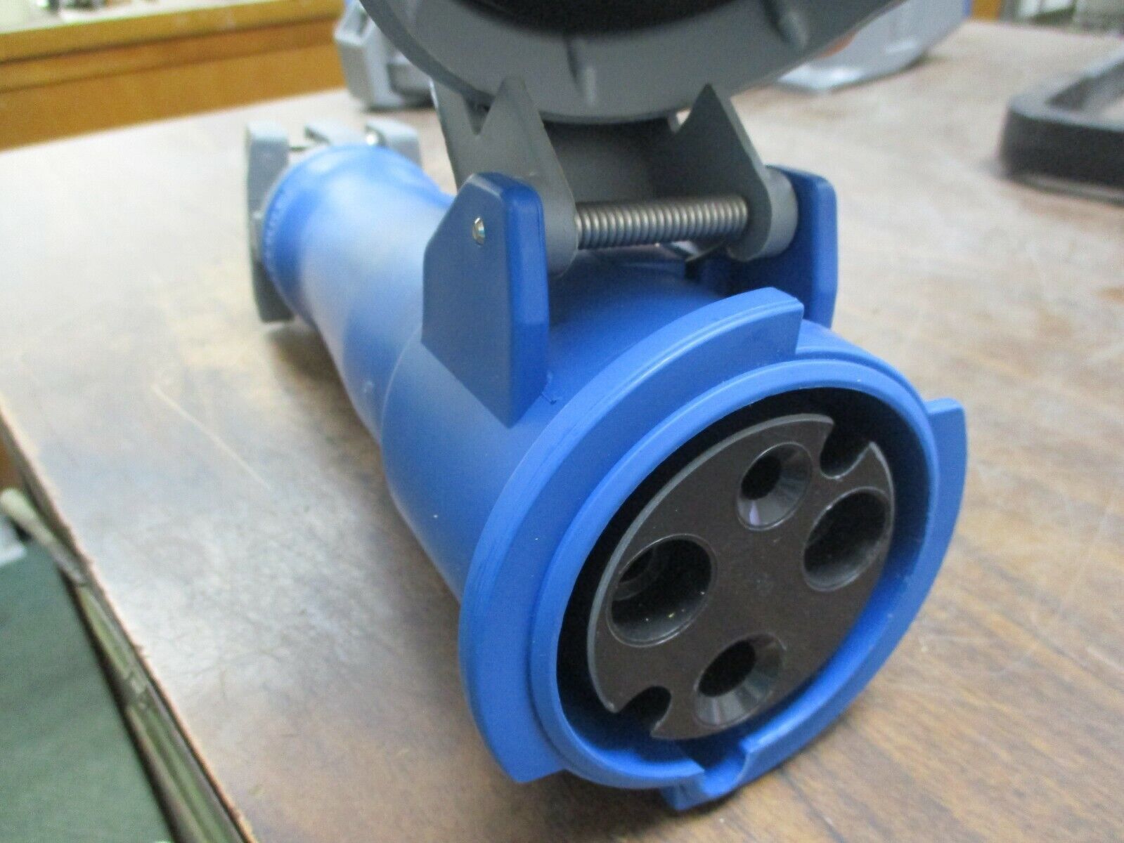 Hubbell Connector 363C6W 63A 220V 2P+Ground Used