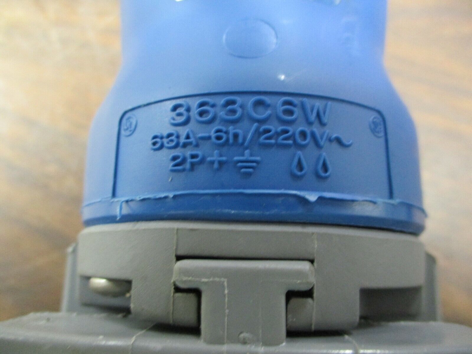 Hubbell Connector 363C6W 63A 220V 2P+Ground Used