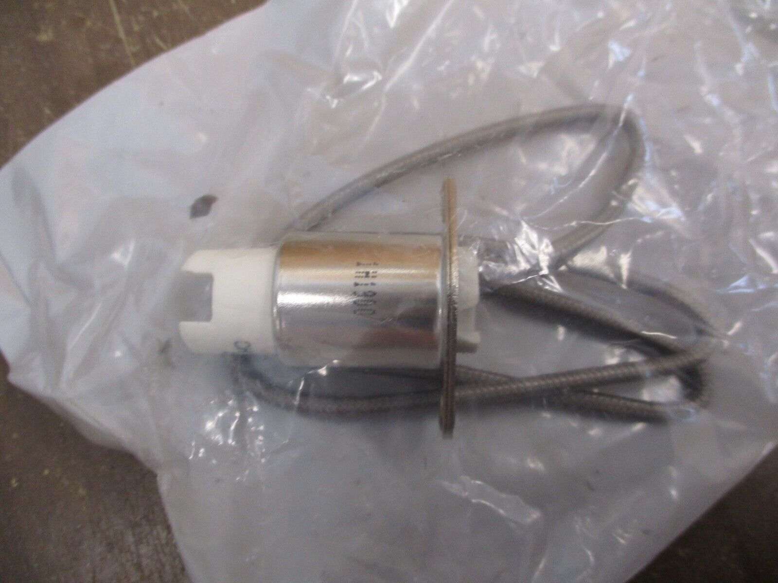 Leviton Quartzline Lampholder 555 3000W 600VAC White New Surplus