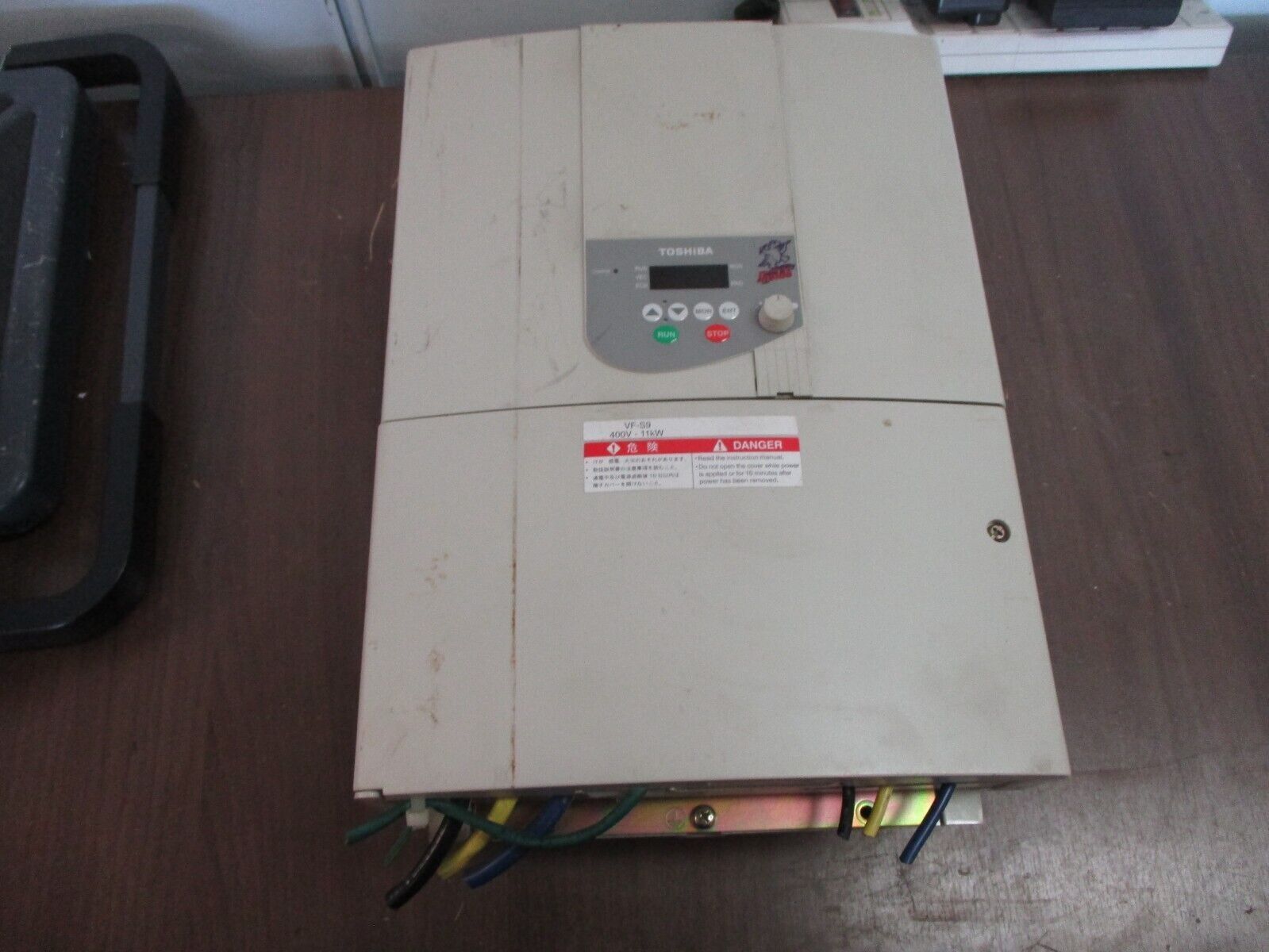 Toshiba AC Drive VFS9-4110PL-WN 15HP 3Ph Input: 380/500V 50/60Hz 39.3/35.9A Used