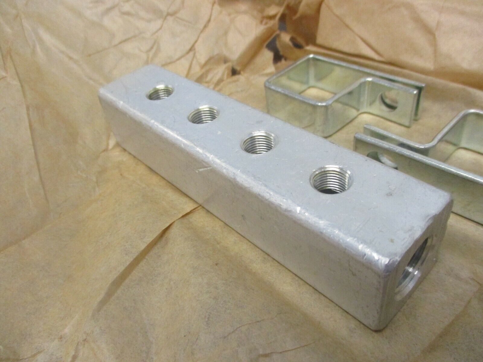 Alemite Outlet Block 381174-2 New Surplus