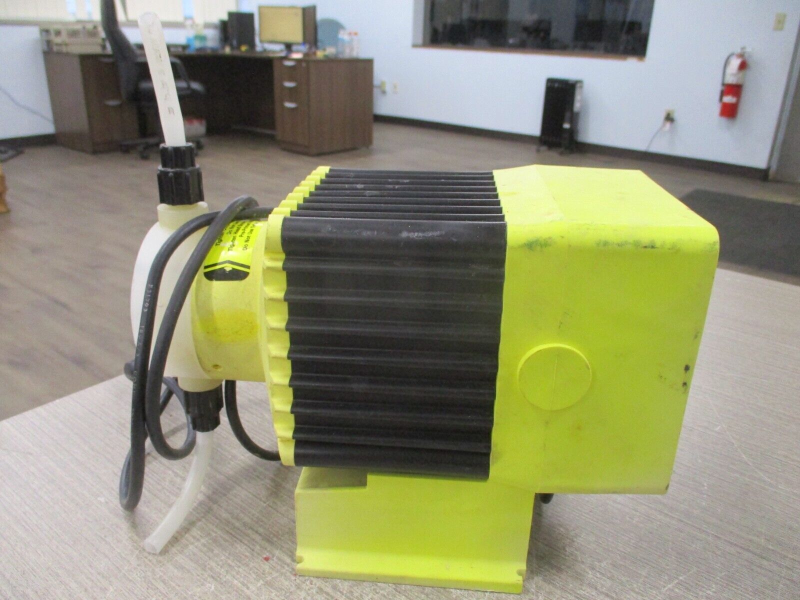 Liquid Metronics Dosing Pump B721-9ST 115V 1.5A 100PSI 60GPD *Chipped Side* Used