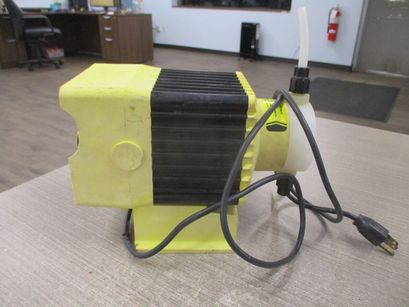 Liquid Metronics Dosing Pump B721-9ST 115V 1.5A 100PSI 60GPD *Chipped Side* Used