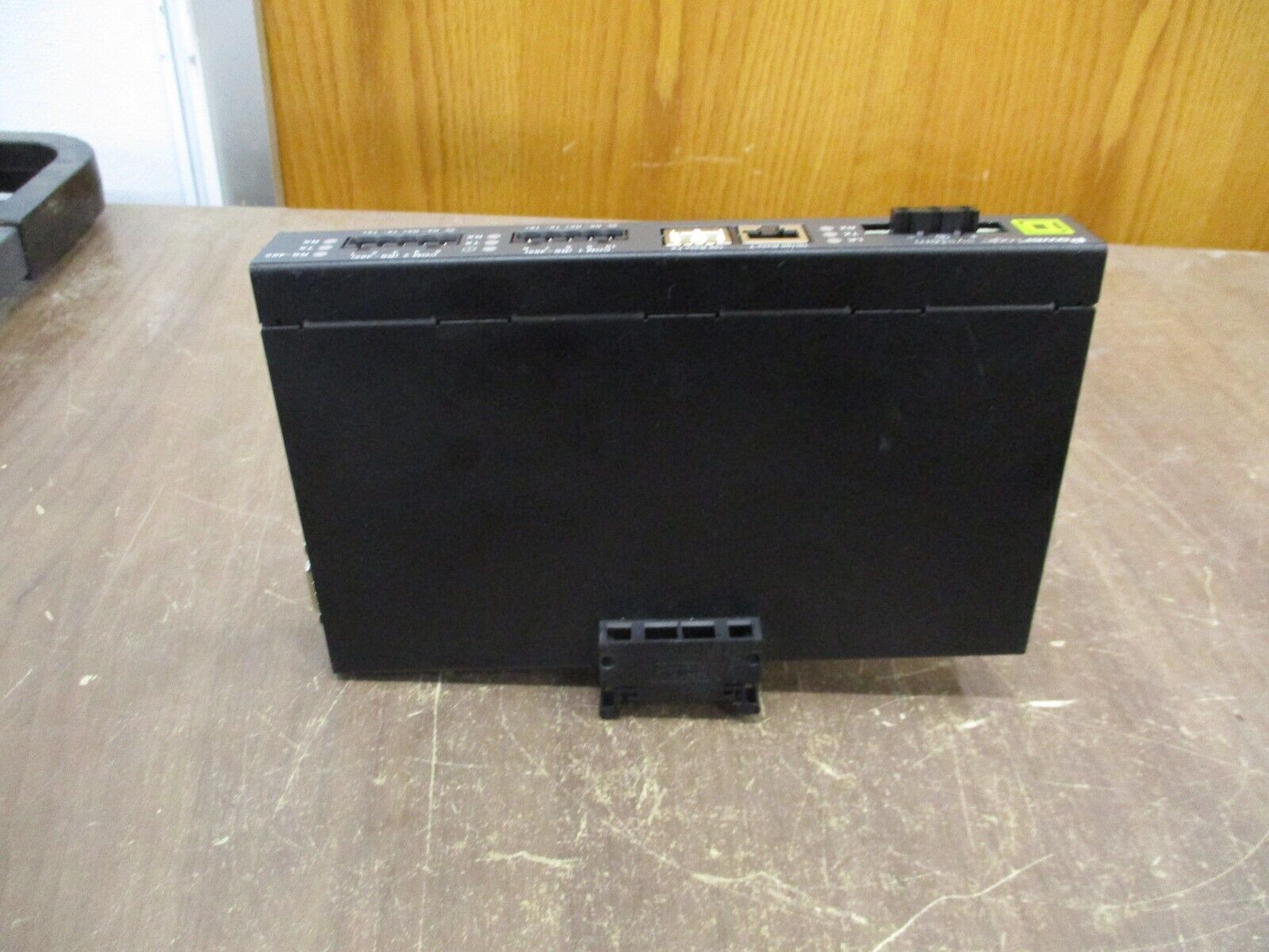 Square D Ethernet Gateway EGX400 H/W: A10 F/W: 5.000 24VDC 8W *Broken Clip* Used
