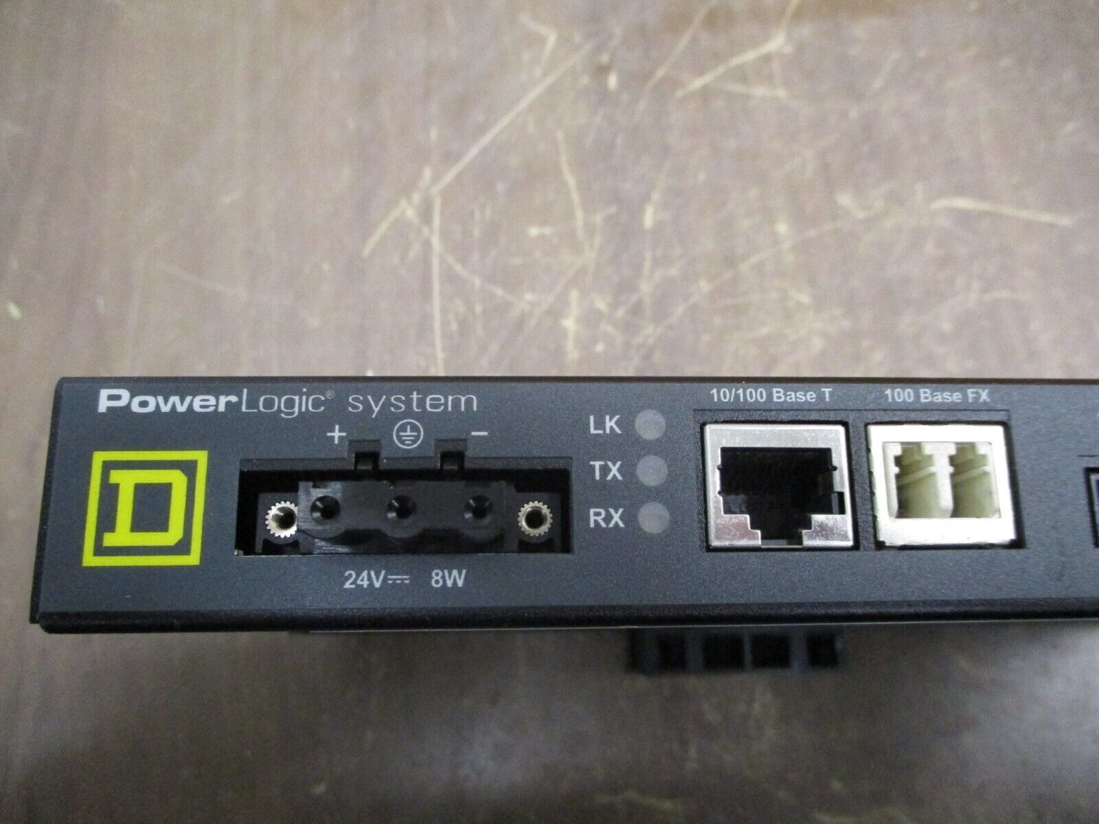 Square D Ethernet Gateway EGX400 H/W: A10 F/W: 5.000 24VDC 8W *Broken Clip* Used