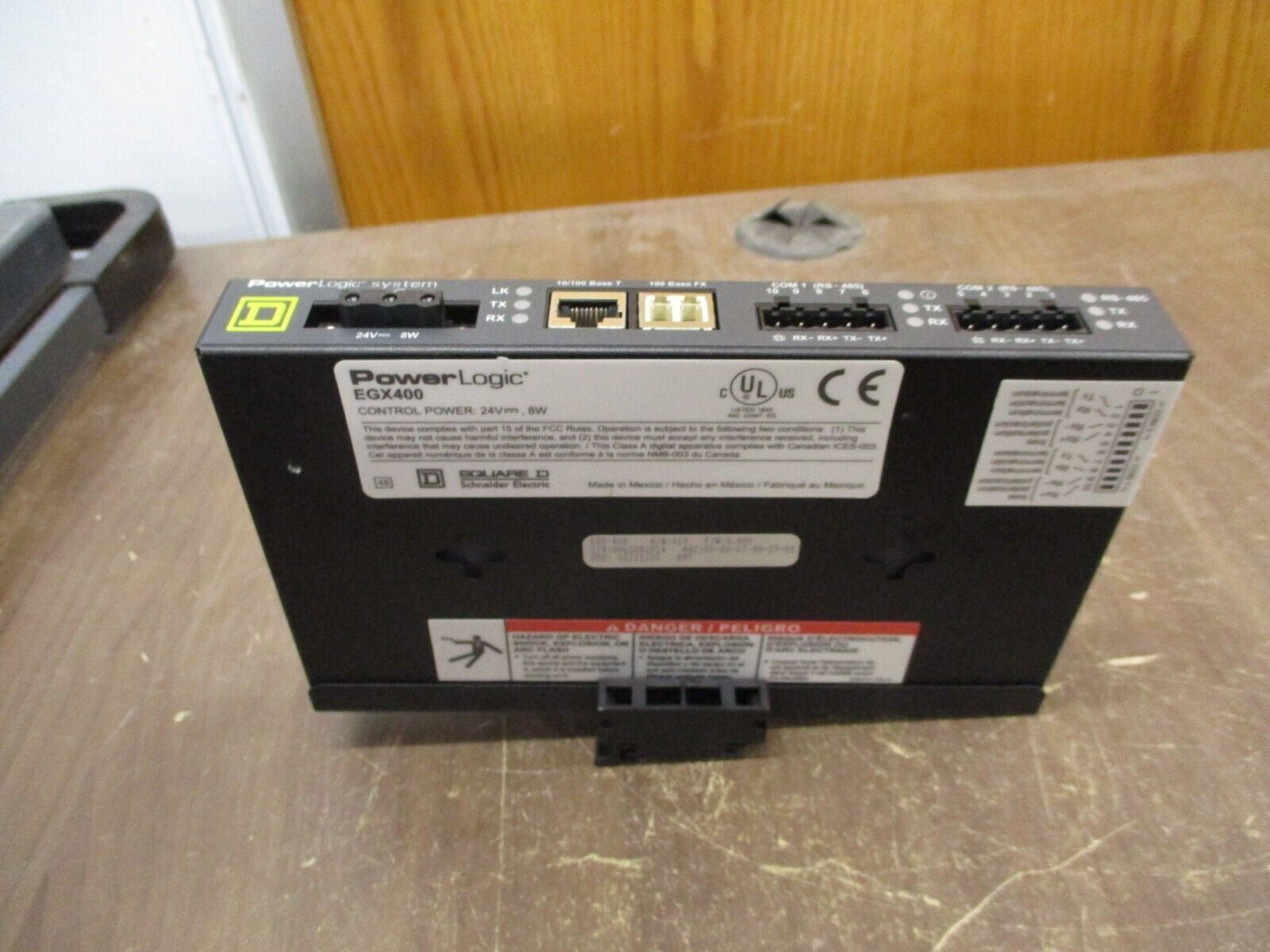Square D Ethernet Gateway EGX400 H/W: A10 F/W: 5.000 24VDC 8W *Broken Clip* Used