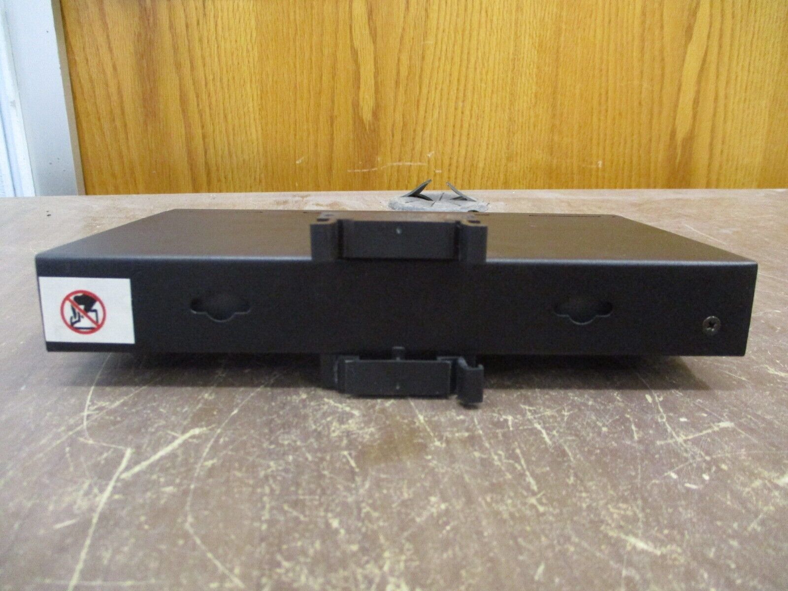 Square D Ethernet Gateway EGX400 H/W: A10 F/W: 5.000 24VDC 8W *Broken Clip* Used