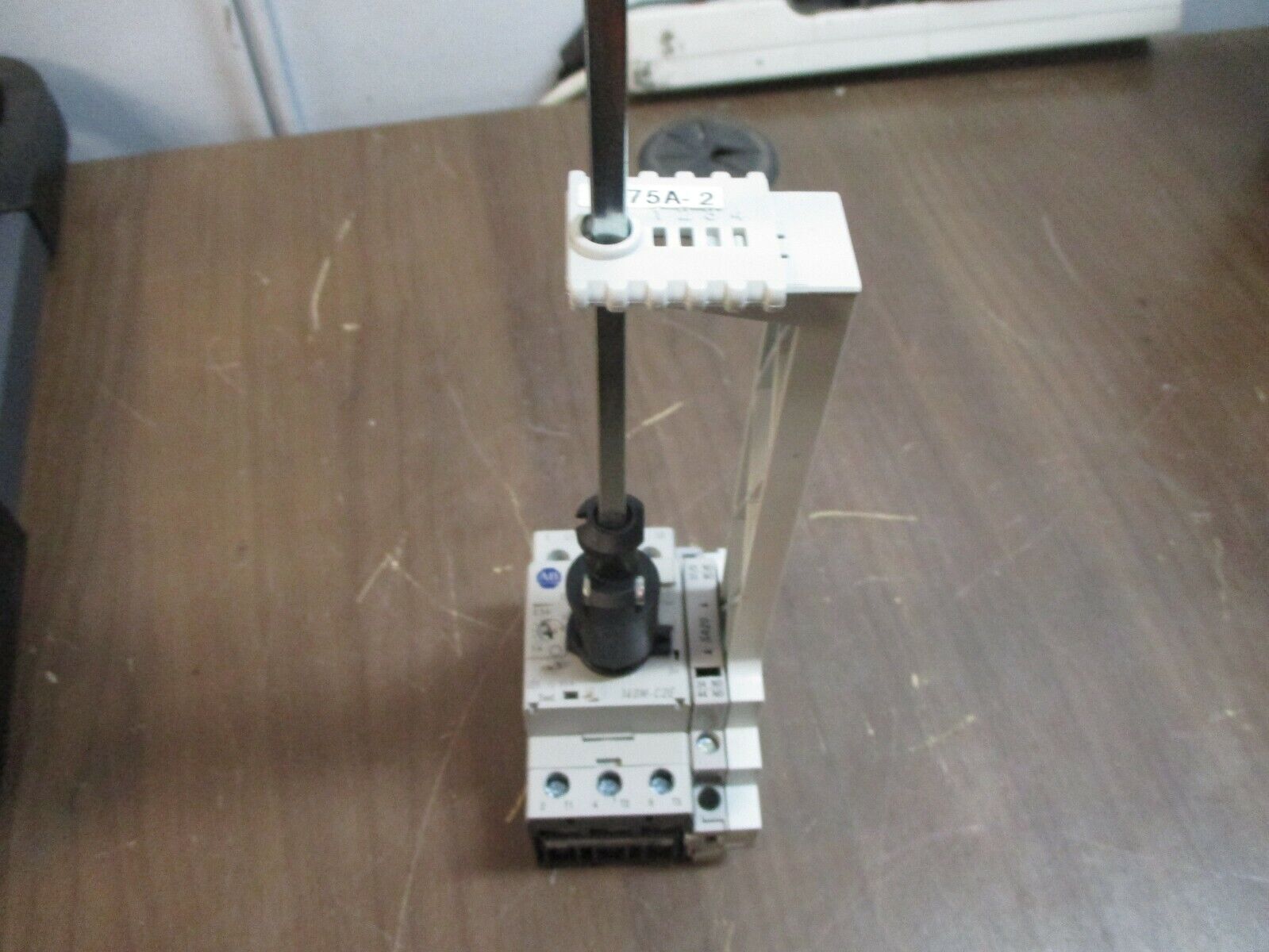 Allen-Bradley Manual Starter 140M-C2E-B25 Ser. C Trip: 1.6-2.5A w/ Handle Used