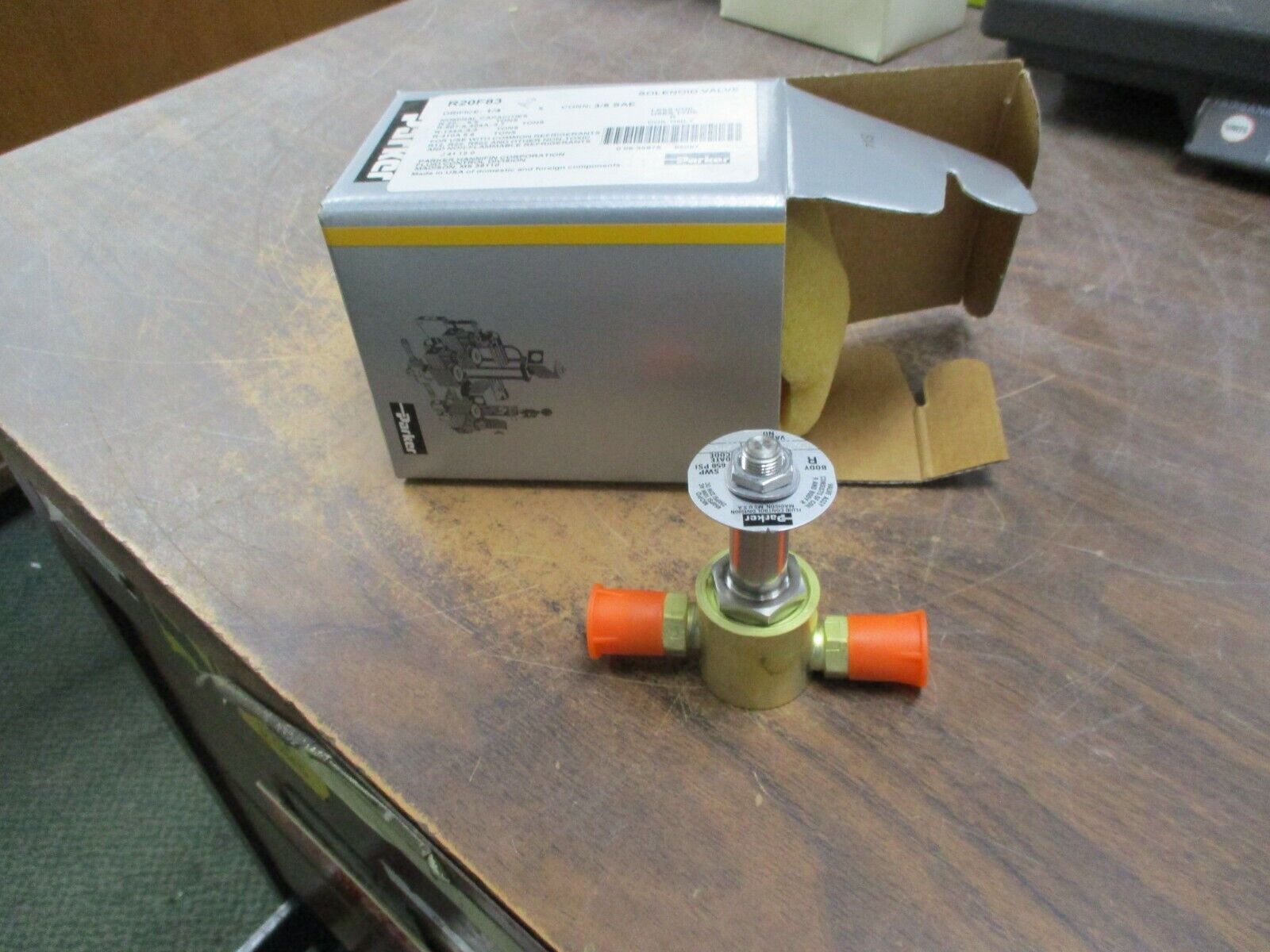 Parker Solenoid Valve R20F83 1/4" Orifice 3/8" SAE Conn New Surplus