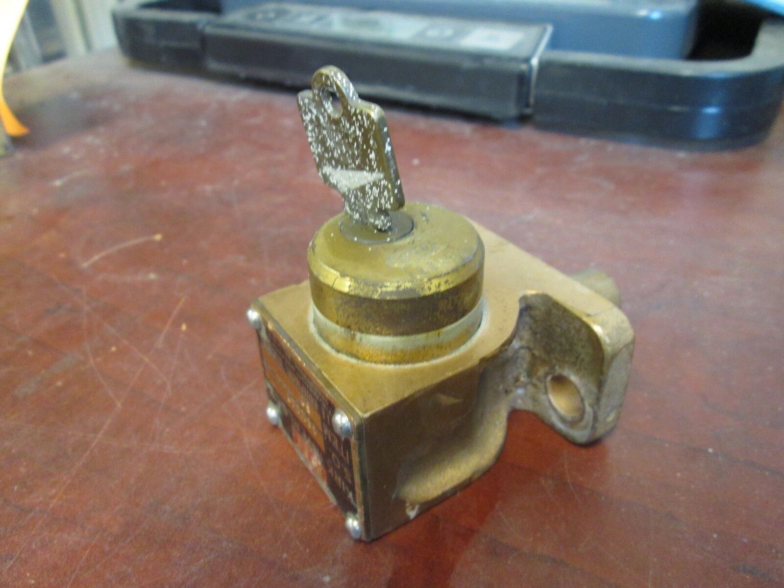 R & IE Kirk Interlock G81447 Lock #: RE1777 Stab Length: 3/8" to 1-1/8" Used