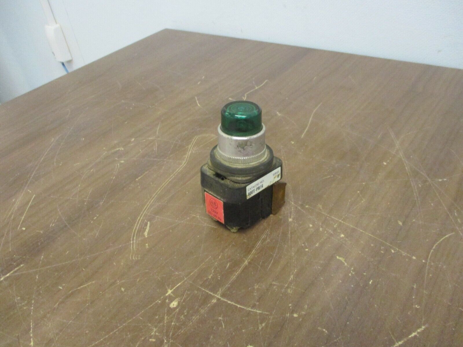 Allen-Bradley Illuminated Push Button 800T-PB16 Ser. B 120V 50/60Hz Green Used