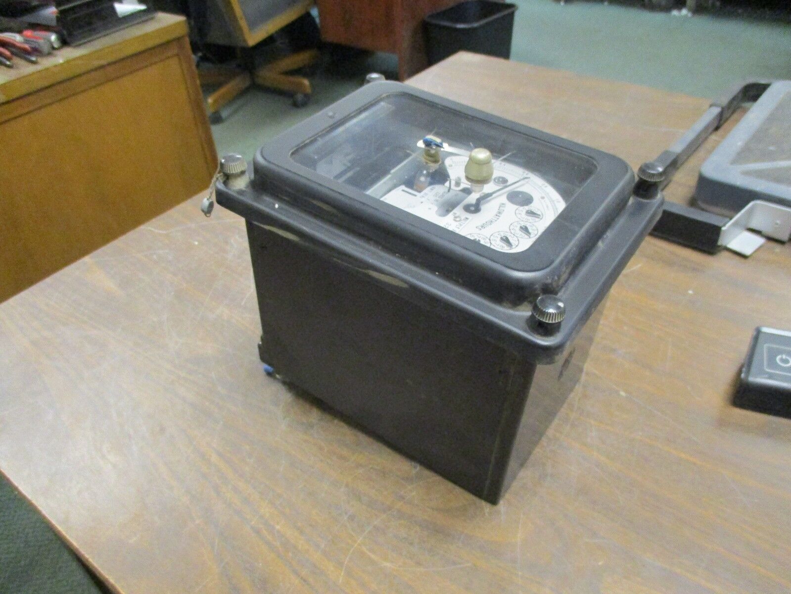 GE Type DSM-65 Kilowatthour Meter 700X67G9 120V 60Hz *Cracked Glass* Used