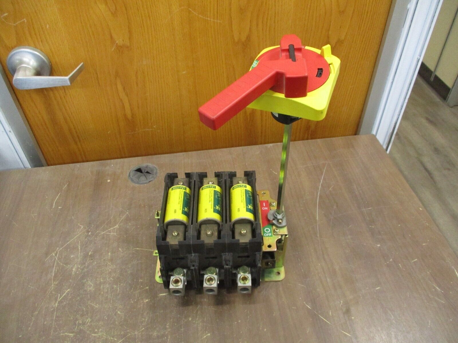 Allen-Bradley Fusible Disconnect Switch 194R-NN200P3 Ser. B 200A 600V 3P Used