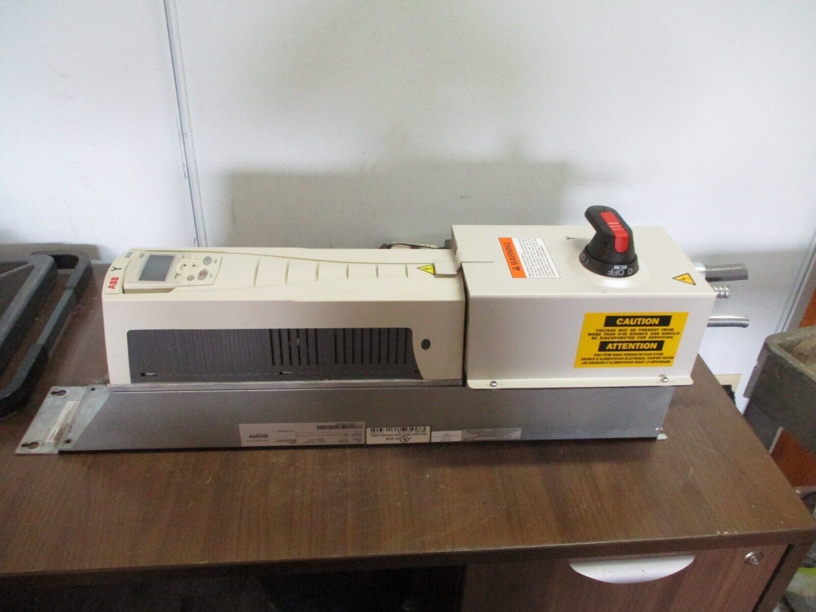 ABB ACH550 AC Drive w/ Disconnect ACH550-PDR-015A-4 10HP 3Ph w/ Keypad Used