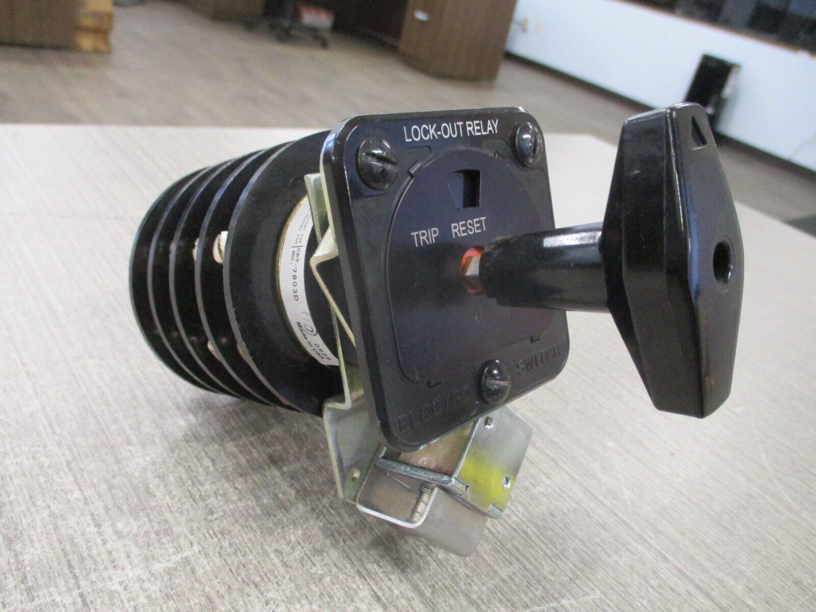 Electroswitch Lock-out Relay Rotary Switch 7803D Ser. 24 125VDC Used