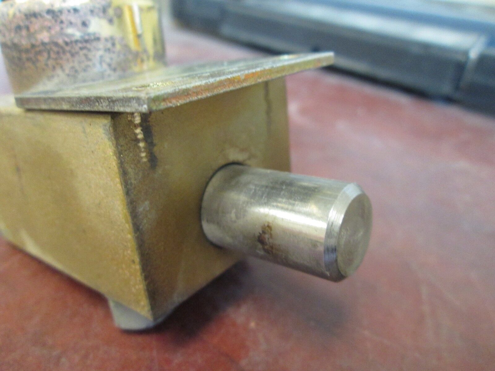 ABB Kirk Interlock 509360 Lock #: 16911 Stab Length: 1" to 1-3/4" Used