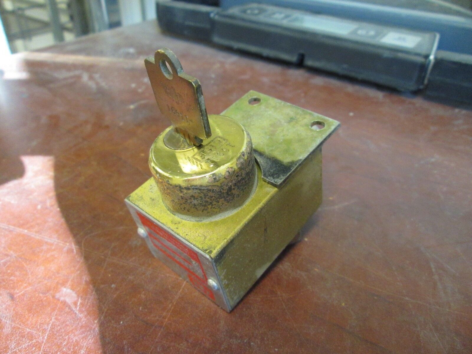 ABB Kirk Interlock 509360 Lock #: 16911 Stab Length: 1" to 1-3/4" Used