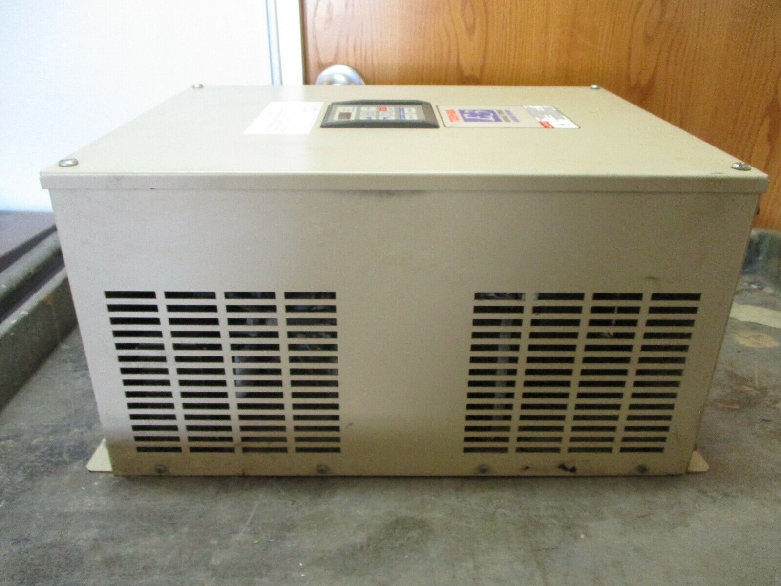 Toshiba E3 AC Drive HK30AA052 40HP 3Ph Input: 460V 57A 3P 50/60Hz *Bent Fin*