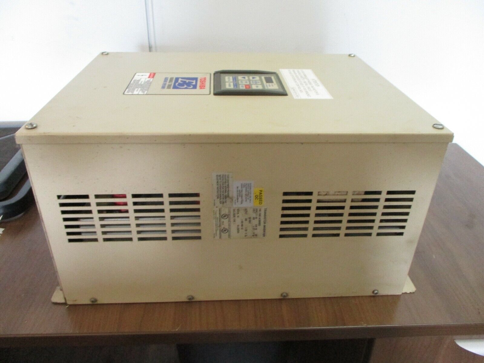 Toshiba E3 AC Drive HK30AA052 40HP 3Ph Input: 460V 57A 3P 50/60Hz *Bent Fin*