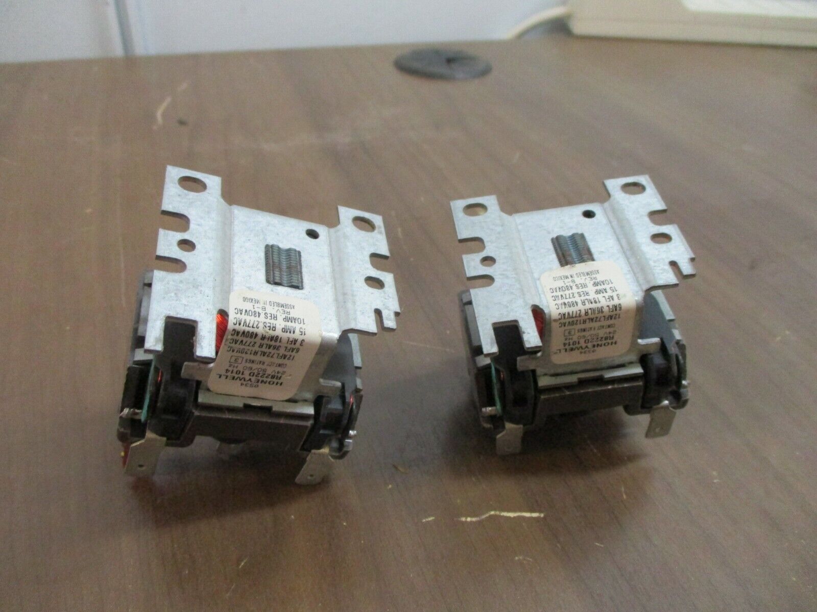 Honeywell Relay R8222D 1014 24V 50/60Hz *Lot of 2* Used