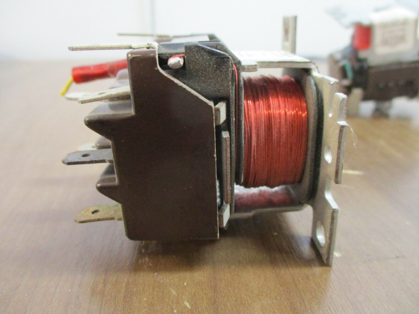 Honeywell Relay R8222D 1014 24V 50/60Hz *Lot of 2* Used