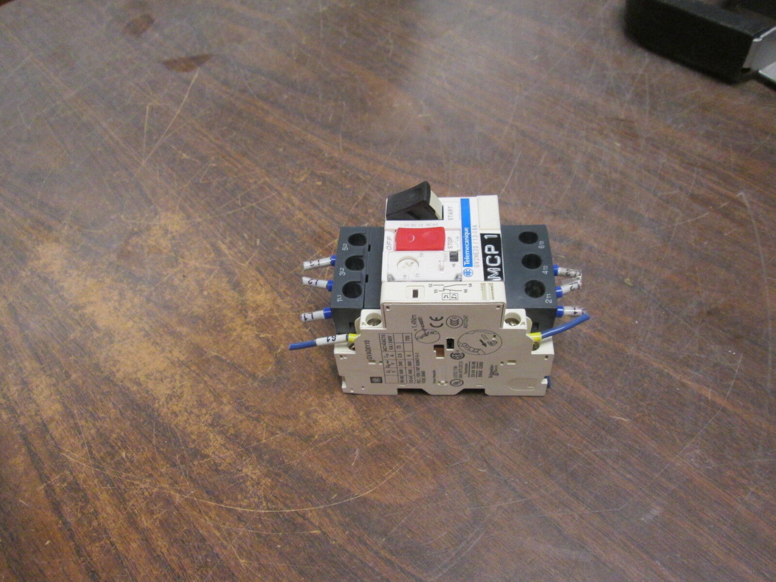 Telemecanique Manual Motor Starter GV2ME20 Trip: 13-18A 600V Max, w/ Aux Contact