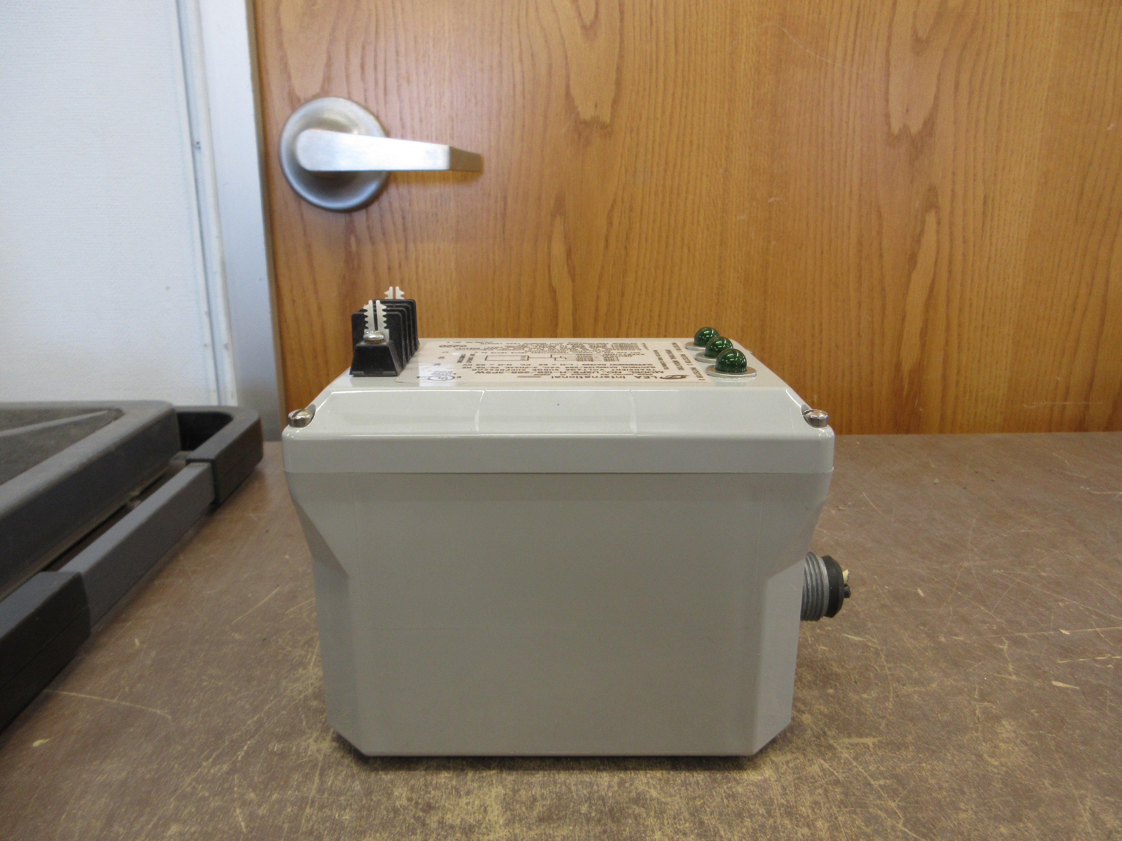 LEA International Surge Suppressor USPS-H-120/208-3P5W 120/208V 3Ph 50/60Hz Used