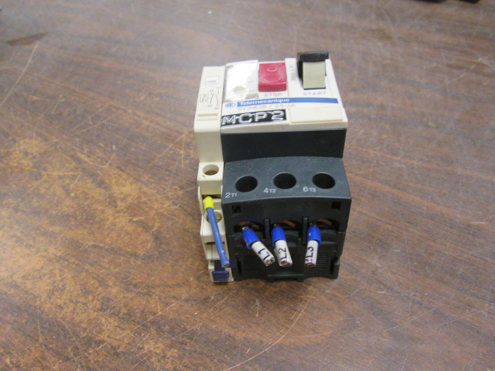 Telemecanique Manual Motor Starter GV2ME08 Trip: 2.5-4A 600V Max, w/ Aux Contact