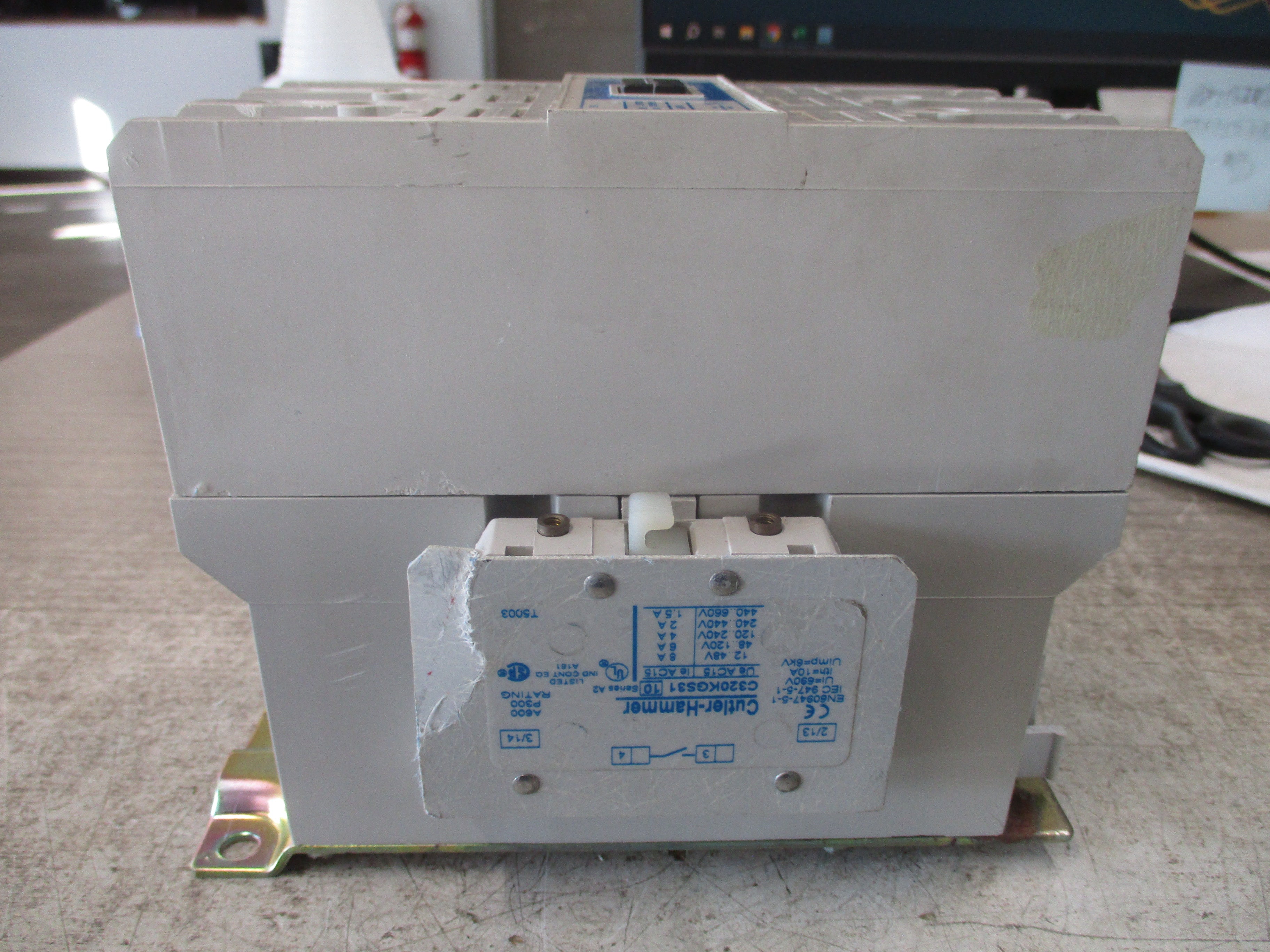 Cutler-Hammer AC Lighting Contactor CN35KN2 100A 240V Coil *Cracked Insulator*