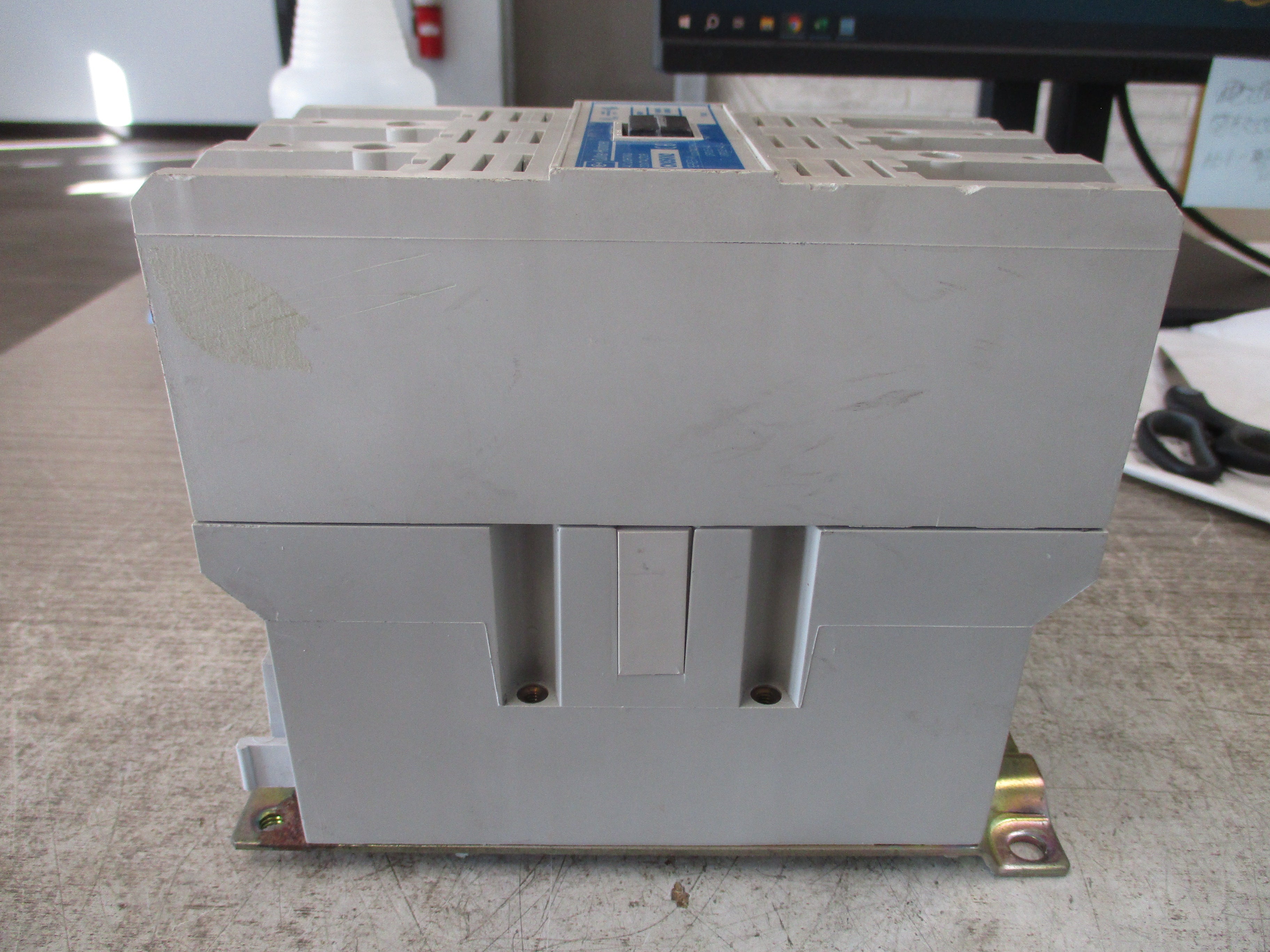 Cutler-Hammer AC Lighting Contactor CN35KN2 100A 240V Coil *Cracked Insulator*