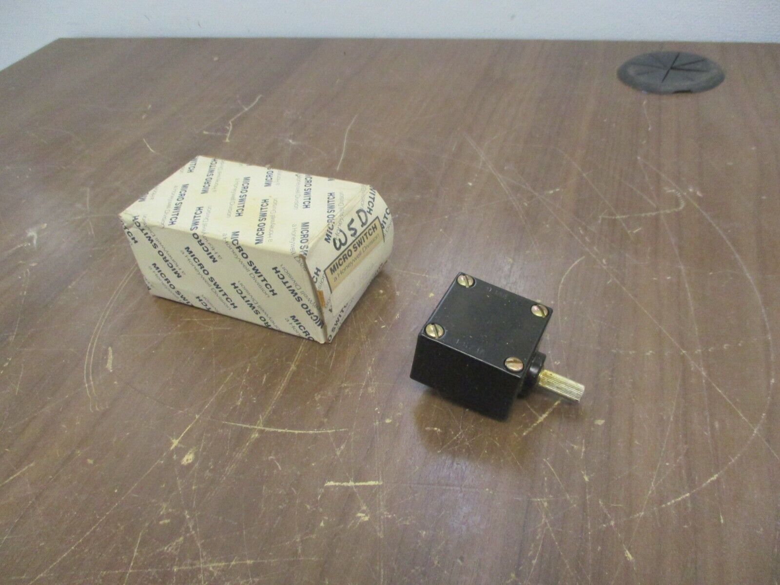 Allen-Bradley Spring Return Selector Switch 800EM-SR32C1 Ser A Black New Surplus